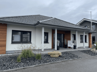 Moderne Hausfassade mit neuem Putz, ideal für Innen- und Außenarbeiten. Fachgerechte Handwerksleistungen für Ihr Bauprojekt. Modernes Haus mit Innen- und Außenputzarbeiten für ansprechendes Design